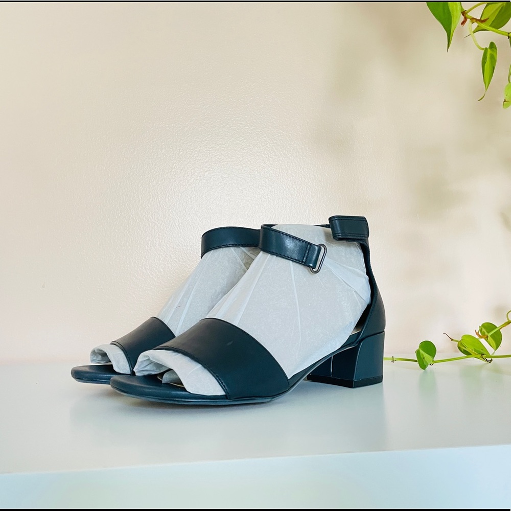 Collection By Clarks Caroleigh Anya Navy Leather Size 7 Wide Width Heeled Sandle